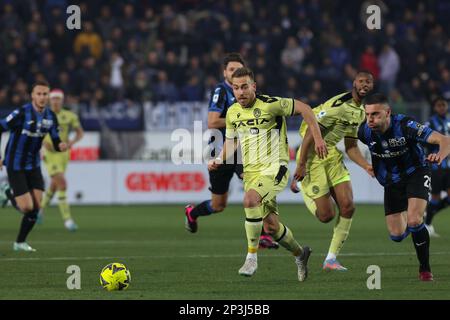 Bergamo, Italien. 4. März 2023. Italien, Bergamo, märz 04 2023: Sandi Lovric (udinesischer Mittelfeldspieler) fährt während des Fußballspiels ATALANTA gegen UDINESE in der ersten Hälfte in den Strafbereich. Serie A Tim 2022-2023 day25 Gewiss Stadion (Kreditbild: © Fabrizio Andrea Bertani/Pacific Press via ZUMA Press Wire) NUR REDAKTIONELLE VERWENDUNG! Nicht für den kommerziellen GEBRAUCH! Stockfoto