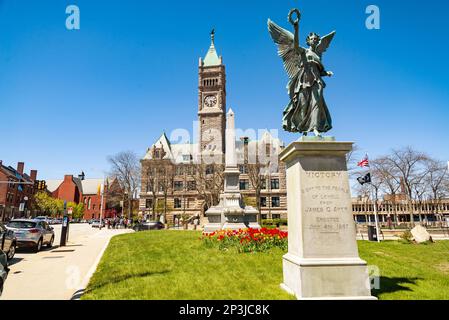 Lowell, MA - 1. Mai 2021: Lowell City Hall und Blick auf die Innenstadt von Lowell, Massachusetts, MA, USA. Stockfoto