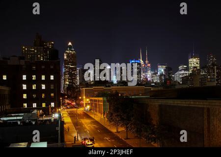 NEW YORK CITY, NY, USA - 18. SEPTEMBER 2015: Abendliche Aussicht auf die Stadt vom Dach Stockfoto