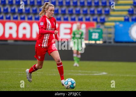 SITTARD, NIEDERLANDE - MÄRZ 5: Wieke Kaptein vom FC Twente läuft am 5. März 2023 in Sittard, Niederlande, beim Azerion Vrouwen Eredivisie-Spiel zwischen Fortuna Sittard und FC Twente im Fortuna Sittard Stadion mit dem Ball (Foto von Joris Verwijst/Orange Pictures) Stockfoto