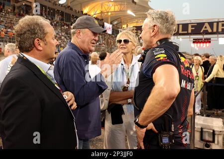 Jeremy Clarkson (GBR) TV-Moderator mit Jonathan Wheatley (GBR) Red Bull Racing Team Manager auf dem Spielfeld. Formel-1-Weltmeisterschaft, Rd 1, Bahrain Grand Prix, Sonntag, 5. März 2023. Sakhir, Bahrain. Stockfoto