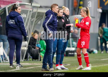 SITTARD, NIEDERLANDE - MÄRZ 5: Coach Joran Pot vom FC Twente und Wieke Kaptein vom FC Twente während des Spiels Azerion Vrouwen Eredivisie zwischen Fortuna Sittard und FC Twente im Fortuna Sittard Stadion am 5. März 2023 in Sittard, Niederlande (Foto von Joris Verwijst/Orange Pictures) Stockfoto