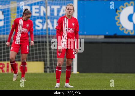 SITTARD, NIEDERLANDE - MÄRZ 5: Wieke Kaptein vom FC Twente sieht nach Zugeständnis des zweiten Tors des Teams während des Spiels Azerion Vrouwen Eredivisie zwischen Fortuna Sittard und FC Twente im Fortuna Sittard Stadion am 5. März 2023 in Sittard, Niederlande, aus (Foto von Joris Verwijst/Orange Pictures) Stockfoto