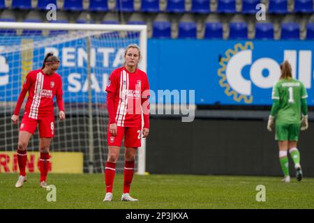 SITTARD, NIEDERLANDE - MÄRZ 5: Wieke Kaptein vom FC Twente sieht nach Zugeständnis des zweiten Tors des Teams während des Spiels Azerion Vrouwen Eredivisie zwischen Fortuna Sittard und FC Twente im Fortuna Sittard Stadion am 5. März 2023 in Sittard, Niederlande, aus (Foto von Joris Verwijst/Orange Pictures) Stockfoto