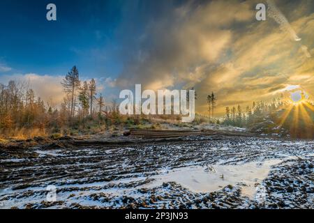 Landschaft in der Nähe des Semnicka-Felsens an einem kalten, winterlichen, sonnigen Morgen Stockfoto