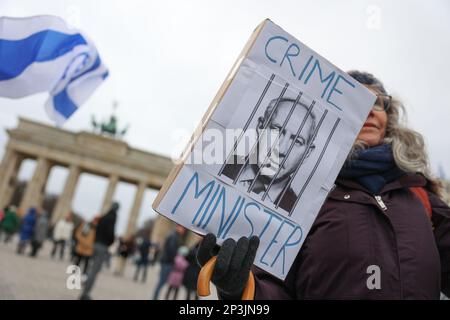 Berlin, Deutschland. 05. März 2023. Vor dem Brandenburger Tor demonstrieren die Menschen gegen die in Israel geplante Justizreform. Unter anderem soll das neue Gesetz dem parlament die Möglichkeit geben, Entscheidungen des Obersten Gerichtshofs mit einfacher Mehrheit zu widerrufen, wodurch seine Befugnis zur rechtlichen Überprüfung von Gesetzen nahezu vollständig abgeschafft wird. Kredit: Jörg Carstensen/dpa/Alamy Live News Stockfoto