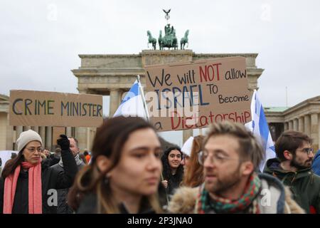 Berlin, Deutschland. 05. März 2023. Vor dem Brandenburger Tor demonstrieren die Menschen gegen die in Israel geplante Justizreform. Unter anderem soll das neue Gesetz dem parlament die Möglichkeit geben, Entscheidungen des Obersten Gerichtshofs mit einfacher Mehrheit zu widerrufen, wodurch seine Befugnis zur rechtlichen Überprüfung von Gesetzen nahezu vollständig abgeschafft wird. Kredit: Jörg Carstensen/dpa/Alamy Live News Stockfoto