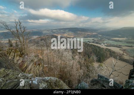 Landschaft in der Nähe des Semnicka-Felsens an einem kalten, winterlichen, frischen Morgen Stockfoto