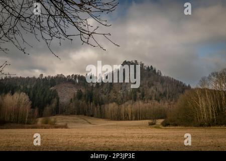 Landschaft in der Nähe des Semnicka-Felsens an einem kalten, winterlichen, frischen Morgen Stockfoto