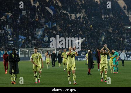 Bergamo, Italien. 4. März 2023. Italien, Bergamo, märz 04 2023: Spieler Udinas begrüßen die Fans auf den Tribünen am Ende des Fußballspiels ATALANTA vs UDINESE, Serie A Tim 2022-2023 day25 Gewiss Stadion (Kreditbild: © Fabrizio Andrea Bertani/Pacific Press via ZUMA Press Wire) NUR REDAKTIONELLE VERWENDUNG! Nicht für den kommerziellen GEBRAUCH! Stockfoto