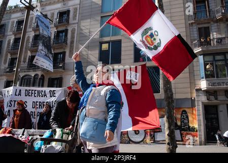 Barcelona, Spanien. 05. März 2023. Eine peruanische Frau schwenkt während der Demonstration die Flagge ihres Landes. Die Proteste gegen die Regierung von Dina Boluarte treten in den vierten Monat ein, in dem mehr als 80 Menschen durch Polizeikräfte in Peru getötet und mehr als 1200 verletzt wurden. Die peruanische Gemeinschaft in Barcelona demonstriert jeden Sonntag, dass sie ein Ende des Boluarte-Regimes und die Freilassung des ehemaligen Präsidenten Pedro Castillo fordert. (Foto: Ximena Borrazas/SOPA Images/Sipa USA) Guthaben: SIPA USA/Alamy Live News Stockfoto