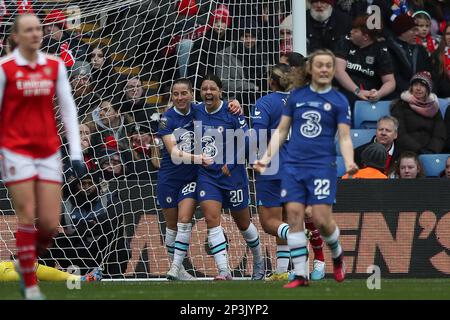 Sam Kerr von Chelsea Women feiert ihr Tor beim FA Women's League Cup-Finale zwischen Arsenal und Chelsea am Sonntag, den 5. März 2023 im Selhurst Park in London. (Foto: Tom West | MI News) Stockfoto