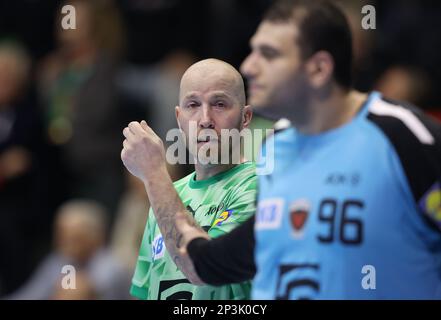 Magdeburg, Deutschland. 05. März 2023. Handball: Bundesliga, SC Magdeburg - Füchse Berlin, Spieltag 22, GETEC Arena. Berlins Robert Weber (l) steht hinter dem Berliner Torwart Dejan Milosavljev. Kredit: Ronny Hartmann/dpa/Alamy Live News Stockfoto