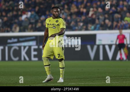 Bergamo, Italien. 4. März 2023. Italien, Bergamo, märz 04 2023: Isaac Success (Udinesischer Stürmer) wartet in der ersten Hälfte des Fußballspiels ATALANTA vs UDINESE auf einen Torwartwurf (Serie A Tim 2022-2023 day25 Gewiss Stadion) (Kreditbild: © Fabrizio Andrea Bertani/Pacific Press via ZUMA Press Wire) NUR REDAKTIONELLE VERWENDUNG! Nicht für den kommerziellen GEBRAUCH! Stockfoto