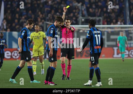 Bergamo, Italien. 4. März 2023. Italien, Bergamo, märz 04 2023: Davide Ghersini (Schiedsrichter) zeigt während des Fußballspiels ATALANTA gegen UDINESE, Serie A Tim 2022-2023 day25 Gewiss Stadion in der ersten Hälfte eine gelbe Karte (Kreditbild: © Fabrizio Andrea Bertani/Pacific Press via ZUMA Press Wire) NUR REDAKTIONELLE VERWENDUNG! Nicht für den kommerziellen GEBRAUCH! Stockfoto