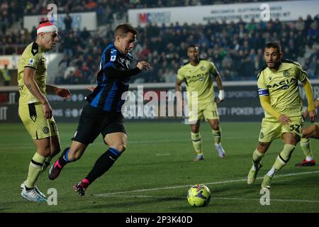 Bergamo, Italien. 4. März 2023. Italien, Bergamo, märz 04 2023: Mario Pasalic (Mittelfeldspieler Atalanta) greift während des Fußballspiels ATALANTA gegen UDINESE in der zweiten Halbzeit den Strafbereich an, Serie A Tim 2022-2023 day25 Gewiss Stadion (Kreditbild: © Fabrizio Andrea Bertani/Pacific Press via ZUMA Press Wire) NUR REDAKTIONELLE VERWENDUNG! Nicht für den kommerziellen GEBRAUCH! Stockfoto