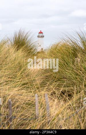 Talacre Beach Point von Ayr Leuchtturm, der über Sanddünen und Gräsern hinausragt. Stockfoto