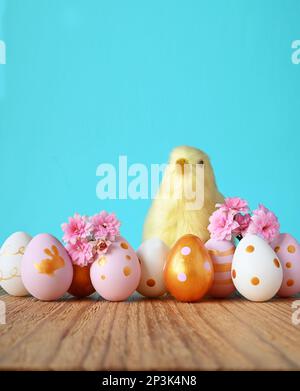 Ostergrußkarte mit dekorierten Eiern, Blumen und kleinem blauen Hintergrund. Stockfoto