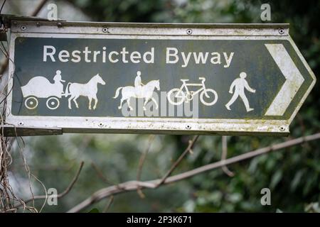 Ein Restricted Byway oder öffentlicher Bridleway, zu Fuß, mit dem Fahrrad und mit dem Pferd erreichbar, auch mit einem Wagen. Stockfoto