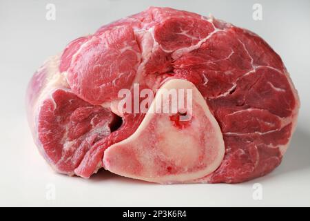 Roher Kreuzschnitt von Kalbfleisch auf einem rustikalen Tisch Stockfoto