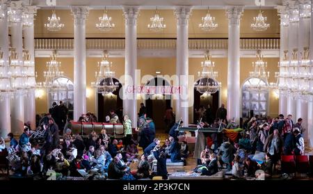 München, Deutschland. 02. März 2023. Das Ensemble der Bayerischen Staatsoper tritt während der Generalprobe für das Stück „Krieg und Frieden“ auf der Bühne des Nationaltheaters auf. Das Stück, das auf dem gleichnamigen Roman von Tolstoy basiert, wird seine Premiere auf 05.03.2023 feiern. Kredit: Sven Hoppe/dpa/Alamy Live News Stockfoto