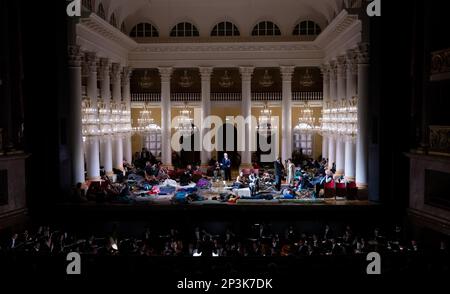 München, Deutschland. 02. März 2023. Das Ensemble der Bayerischen Staatsoper tritt während der Generalprobe für das Stück „Krieg und Frieden“ auf der Bühne des Nationaltheaters auf. Das Stück, das auf dem gleichnamigen Roman von Tolstoy basiert, wird seine Premiere auf 05.03.2023 feiern. Kredit: Sven Hoppe/dpa/Alamy Live News Stockfoto