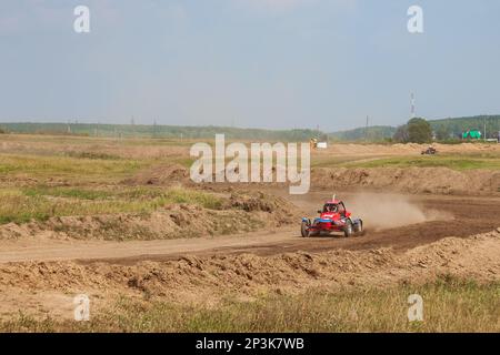 Novosibirsk, Russland - 08.07.2022: Ein Sportwagen auf einer Rennstrecke während des Wochenendtrainings an einem warmen Sommertag. Stockfoto