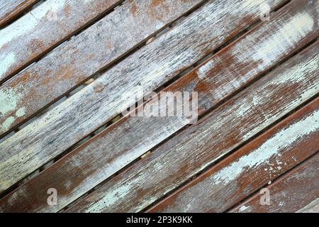 Vorderansicht des diagonalen Musters einer Grunge-bemalten Holzplanke für abstrakten Hintergrund Stockfoto