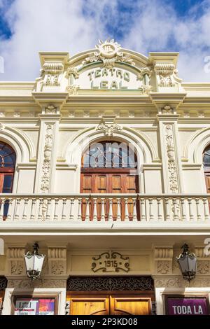 Fassade des historischen Gebäudes des Theaters Teatro Leal in San Cristóbal de La Laguna, Teneriffa. Stockfoto