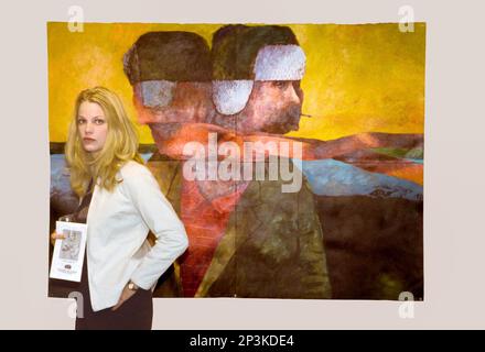 Porträt eines Kunstpatron mit einem Jonathan Twingley Gemälde mit dem Titel Fargo und Moorhead im Rourke Art Gallery Museum in Moorhead, Minnesota, Juni 18 Stockfoto