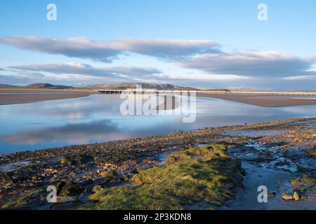 Zug überquert Arnside Viadukt Stockfoto