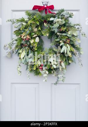 Blumenkranz an einer Haustür Stockfoto