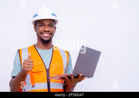Fröhlich Builder Holding Digital Tablet Lächelnd Blick Beiseite Posing Auf Weißen Studio Hintergrund. Freier Speicherplatz, Panorama Stockfoto