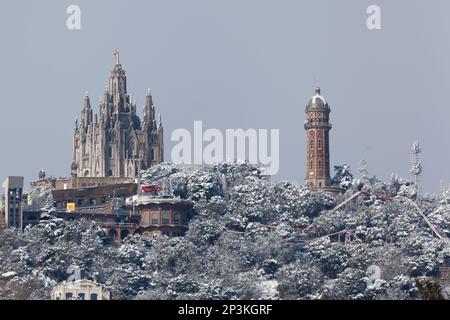 Barcelona, Spanien - 27. Februar 2023: Schneebedeckte Kirche des Heiligen Herzens Jesu auf Tibidabo Stockfoto