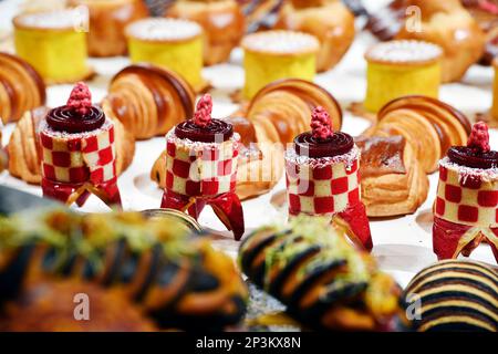 Gebäck wird in einer Bäckerei ausgestellt - Frankreich Stockfoto