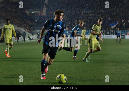 Bergamo, Italien. 4. März 2023. Italien, Bergamo, märz 04 2023: Joakim Maehle (Atalanta-Verteidiger) dribbelt während des Fußballspiels ATALANTA vs UDINESE in der zweiten Hälfte auf dem Vorderplatz (Serie A Tim 2022-2023 day25 Gewiss Stadion) (Kreditbild: © Fabrizio Andrea Bertani/Pacific Press via ZUMA Press Wire) – NUR REDAKTIONELLE VERWENDUNG! Nicht für den kommerziellen GEBRAUCH! Stockfoto