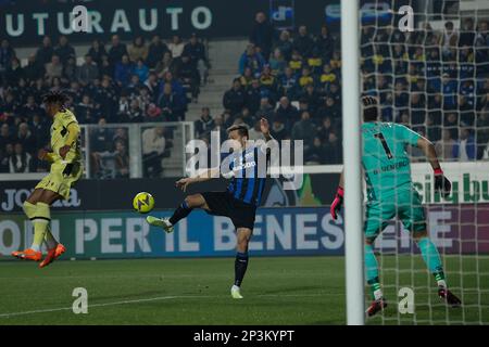 Bergamo, Italien. 4. März 2023. Italien, Bergamo, märz 04 2023: Rafael Toloi (Atalanta-Verteidiger) schießt in der zweiten Halbzeit während des Fußballspiels ATALANTA gegen UDINESE, Serie A Tim 2022-2023 day25 Gewiss Stadion (Kreditbild: © Fabrizio Andrea Bertani/Pacific Press via ZUMA Press Wire) NUR REDAKTIONELLE VERWENDUNG! Nicht für den kommerziellen GEBRAUCH! Stockfoto