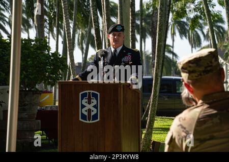 FORT SHAFTER, HAWAII, USA General Charles Flynn, Army Pacific Commander, spricht während der (nicht abgebildeten) 18. Medical Command (Deployment Support) Major Paula Lodis Beförderungszeremonie in Fort Shafter, Hawaii, am 10. Februar 2023. Stockfoto