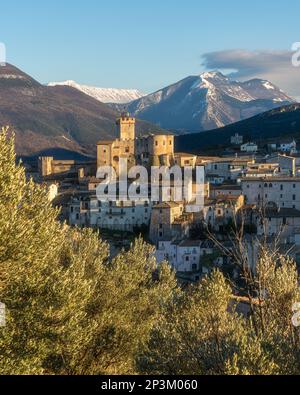 Das wunderschöne Dorf Capestrano an einem Winternachmittag, Provinz L'Aquila, Abruzzen, Italien. Stockfoto