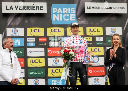 US Neilson Powless von EF Education-EasyPost feiert auf dem Podium im roten Polka-Dot-Trikot für den besten Kletterer nach der ersten Etappe der 81. Ausgabe des 8-Tage-Radrennen Paris-Nizza, von und nach La Verriere (169,4km), Sonntag, den 05. März 2023. BELGA FOTO DAVID PINTENS Stockfoto