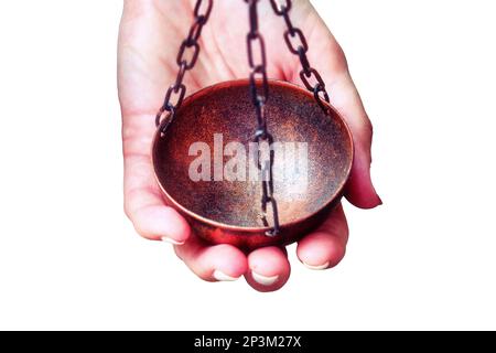 Waagen der Gerechtigkeit in der Hand einer Frau, isoliert auf weißem Hintergrund. Bronzeskala der Gerechtigkeit. Stockfoto