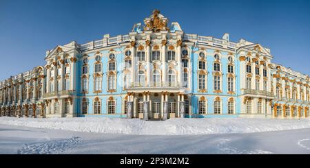 PUSCHKIN, RUSSLAND - 21. FEBRUAR 2023: Panorama des Katharinenpalastes an einem Wintertag. Tsarskoye Selo Stockfoto