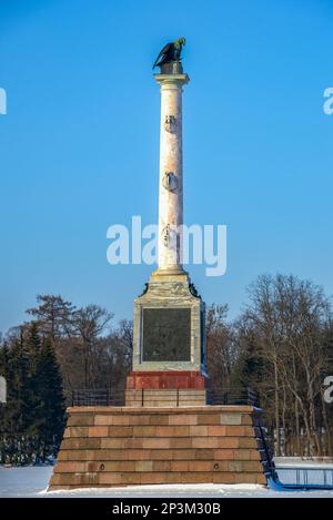 PUSCHKIN, RUSSLAND - 21. FEBRUAR 2023: Die Chesmenskaya-Säule im Katharinenpark an einem Tag im Februar. Tsarskoye Selo Stockfoto