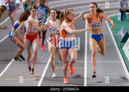 ISTANBUL, TÜRKEI - MÄRZ 5: Cathelijn Peeters der Niederlande und Eveline Saalberg der Niederlande, die an Tag 3 der Europameisterschaft für Leichtathletik in der Atakoy Athletics Arena am 5. März 2023 in Istanbul, Türkei teilnehmen (Foto: Nikola Krstic/BSR Agency) Stockfoto