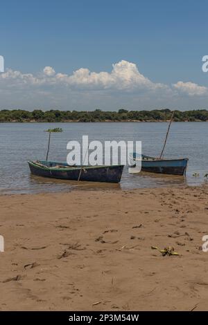 Zwei Kanus am Flussufer. Stockfoto