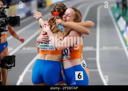 ISTANBUL, TÜRKEI - MÄRZ 5: Femke Bol der Niederlande und Cathelijn Peeters der Niederlande, die an Tag 3 der Europameisterschaft für Leichtathletik in der Atakoy Athletics Arena am 5. März 2023 in Istanbul, Türkei teilnehmen (Foto: Nikola Krstic/BSR Agency) Stockfoto