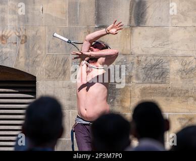 Straßenunterhalter, der während des Festivals mit einem Tennisschläger auftritt, Royal Mile, Edinburgh, Schottland, Großbritannien Stockfoto