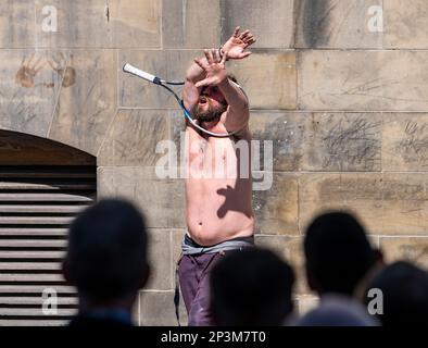 Straßenunterhalter, der während des Festivals mit einem Tennisschläger auftritt, Royal Mile, Edinburgh, Schottland, Großbritannien Stockfoto