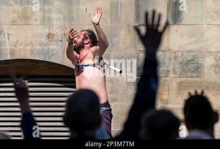 Straßenunterhalter, der während des Festivals mit einem Tennisschläger auftritt, Royal Mile, Edinburgh, Schottland, Großbritannien Stockfoto