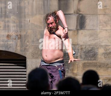 Straßenunterhalter, der während des Festivals mit einem Tennisschläger auftritt, Royal Mile, Edinburgh, Schottland, Großbritannien Stockfoto